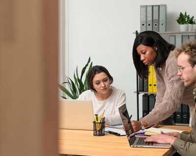Equiparação salarial e discriminação no ambiente de trabalho: como as empresas devem se proteger
